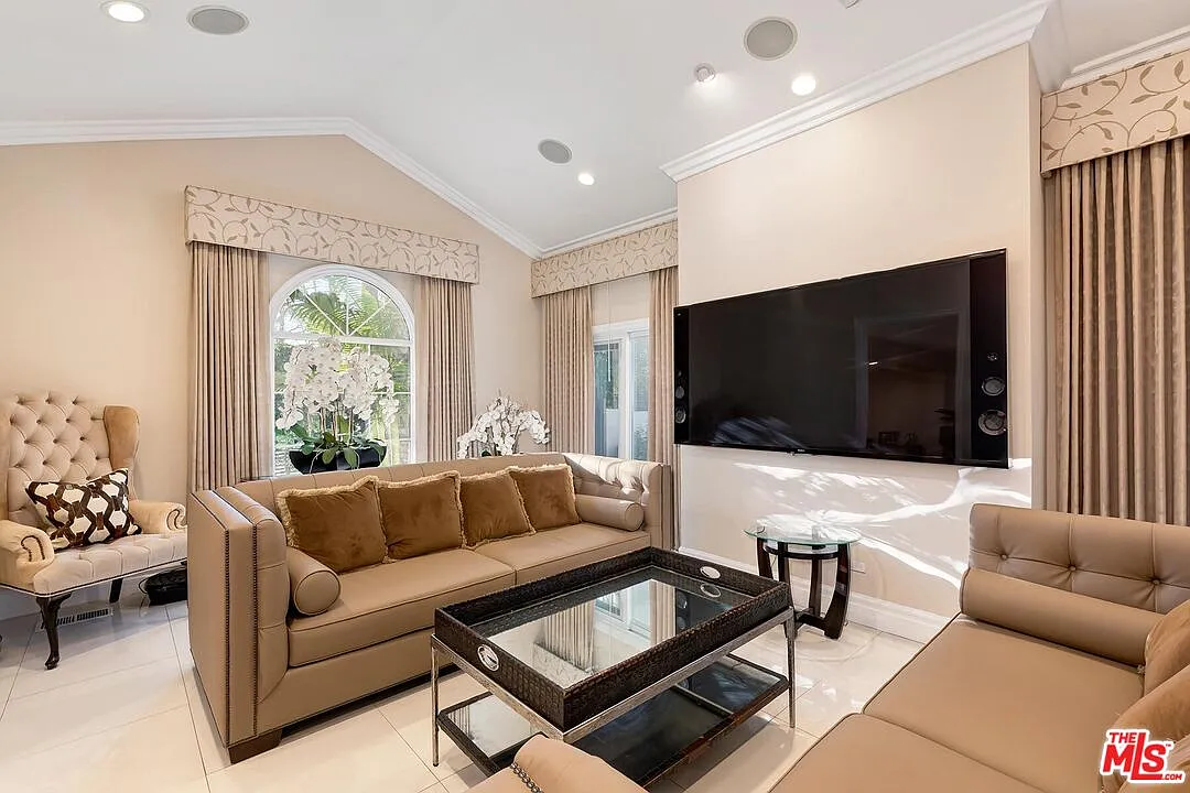 3 bed, 4.0 bath, 3075 sqft, $18,000 — Photo 3