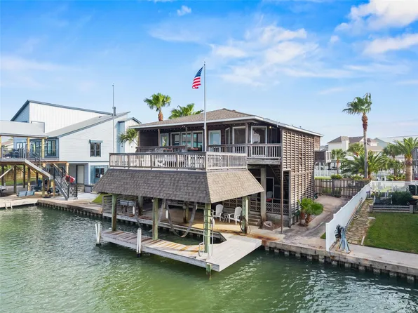 523 Paradise Dr, Tiki Island, TX 77554