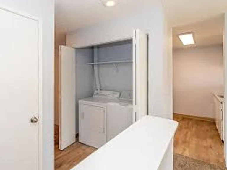 Hillview Apartments — Photo 24