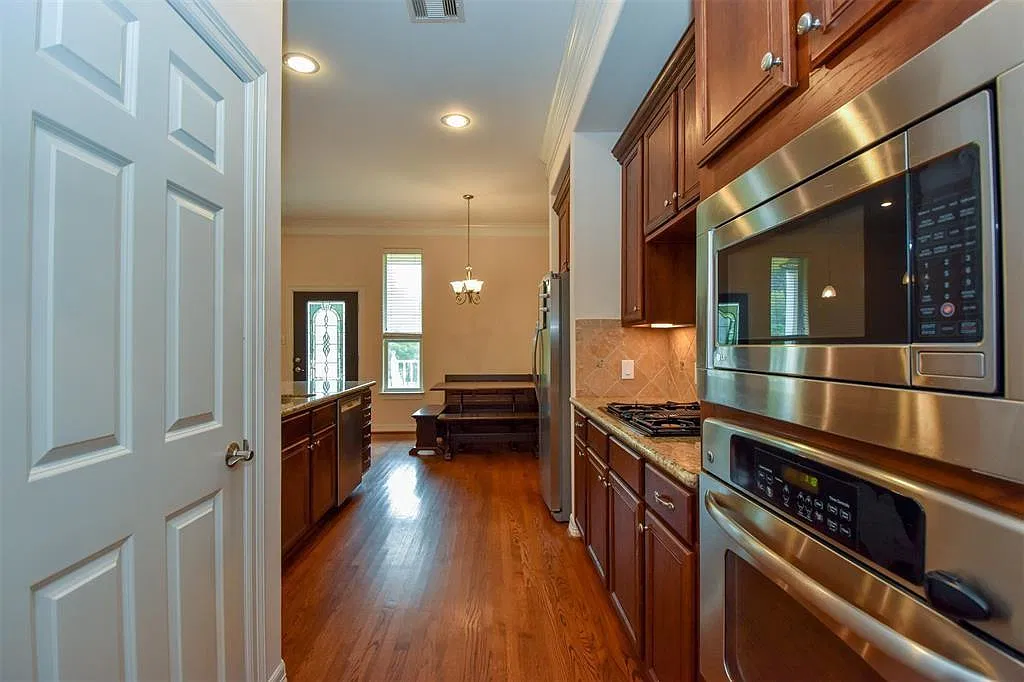 3 bed, 2.5 bath, 2016 sqft, $2,850 — Photo 4