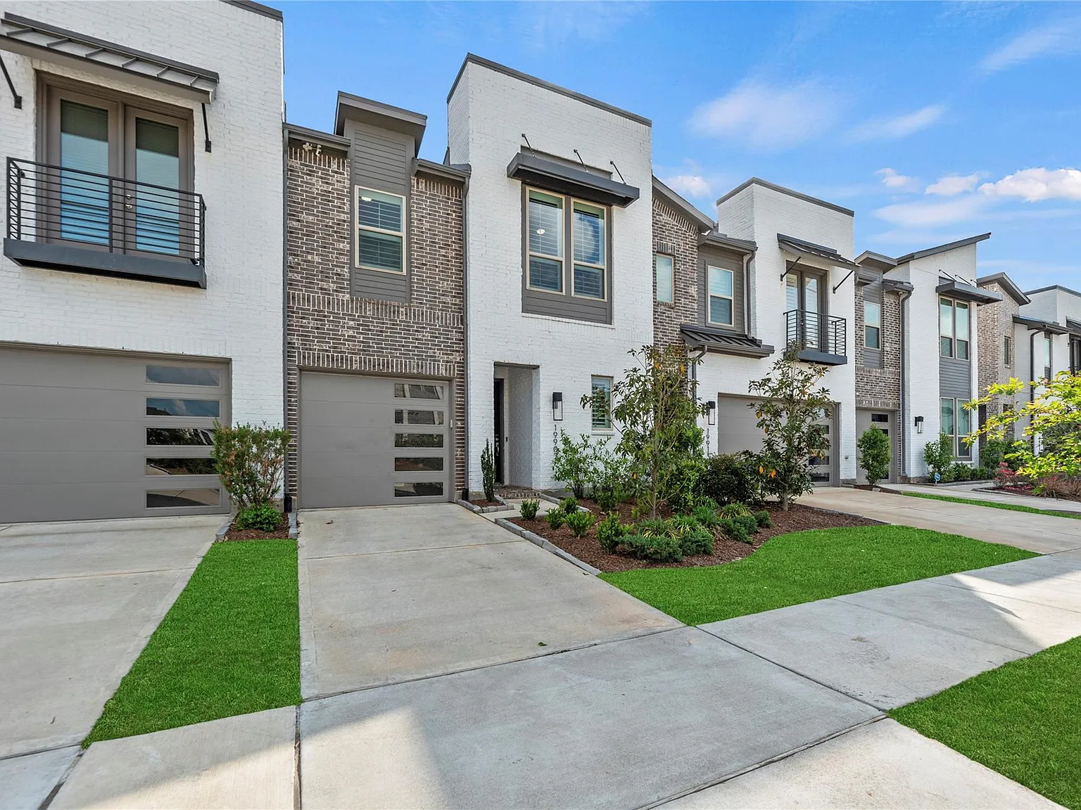 3 bed, 2.5 bath, 2072 sqft, $3,500 — Photo 2