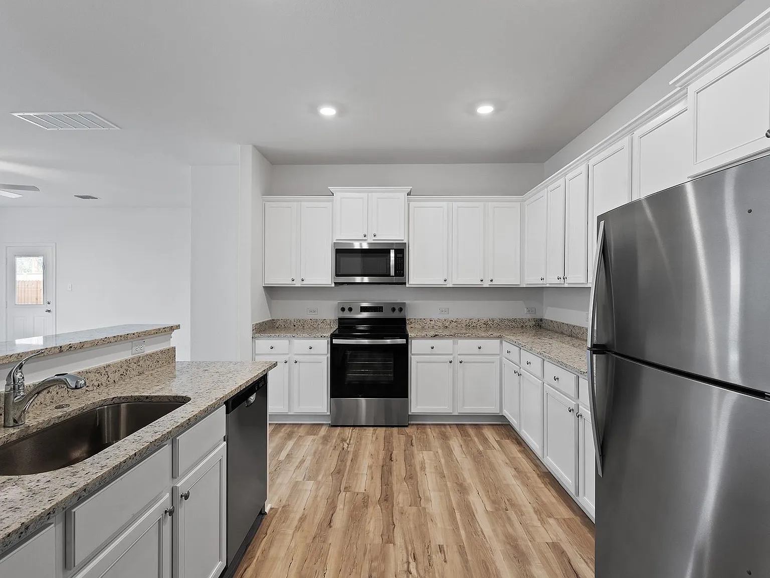 5 bed, 3.5 bath, 2470 sqft, $2,870 — Photo 3