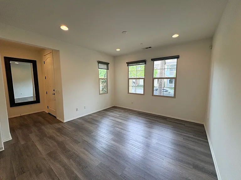 610 S Kroeger St — Photo 6