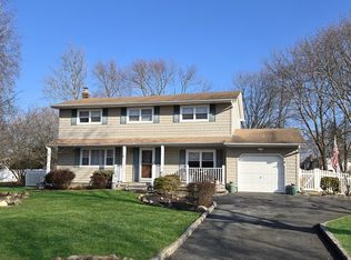 20 Knot St, East Patchogue, NY 11772