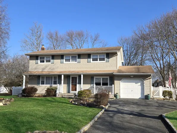 20 Knot Street, East Patchogue, NY 11772