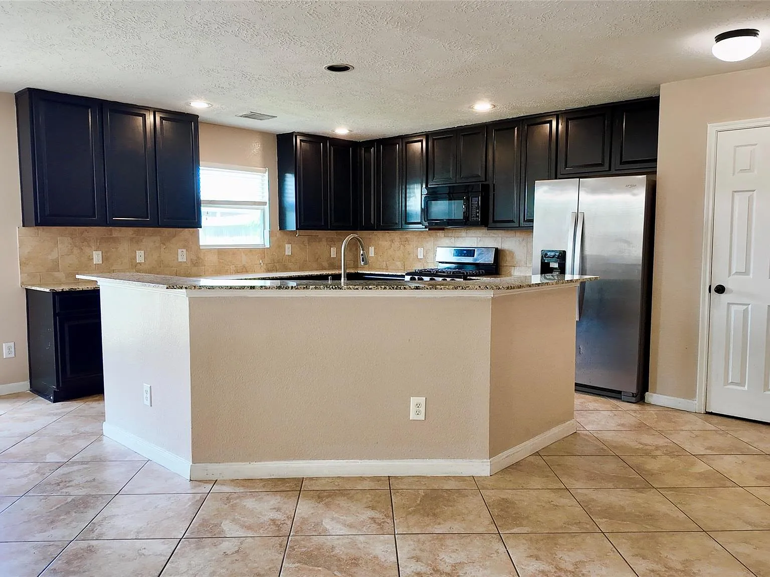 3 bed, 2.5 bath, 2257 sqft, $1,900 — Photo 2
