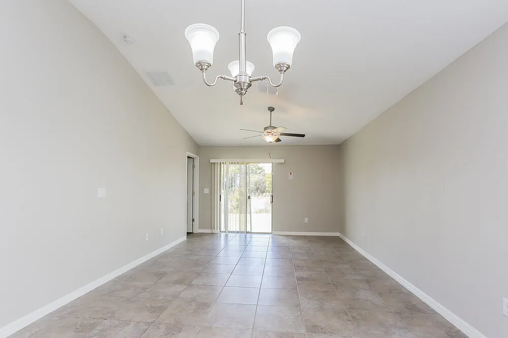 3 bed, 2.0 bath, 1451 sqft, $1,970 — Photo 4