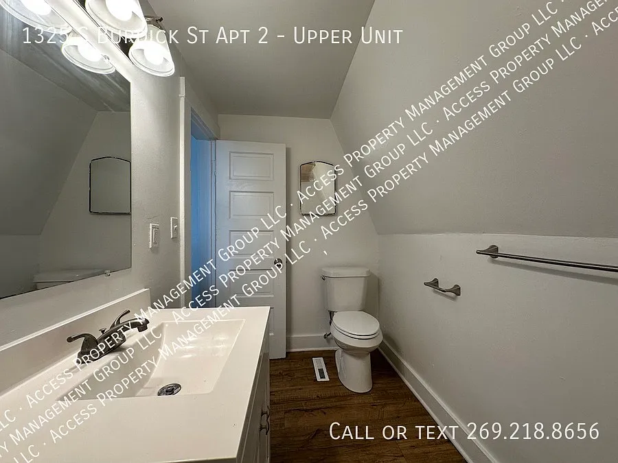 Clean and updated 2 BR apartment just blocks from downtown! — Photo 4