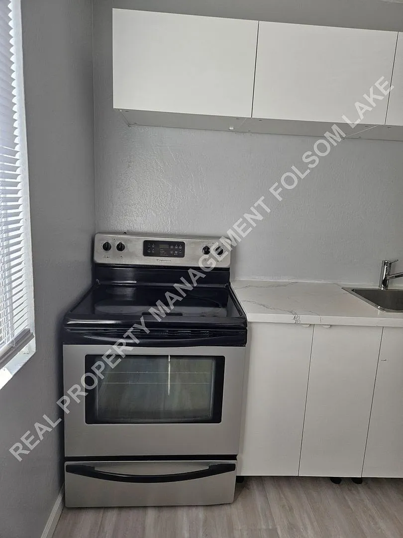 1 Bedroom Duplex in Historic Folsom — Photo 3