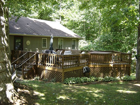 Large deck for entertaining with hot tub that remains