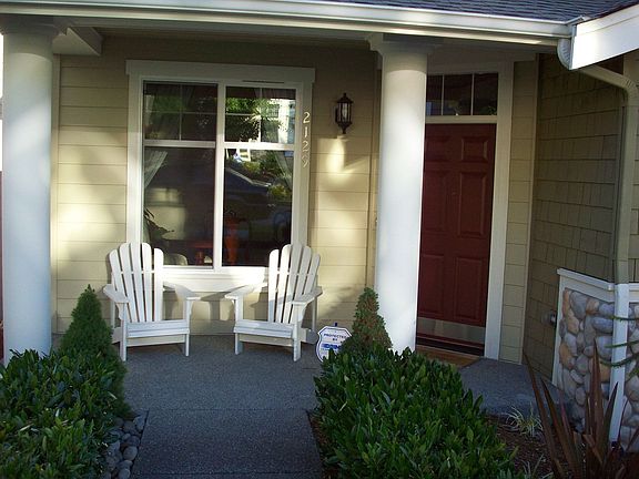 4th image of 2129 32nd Ave NE