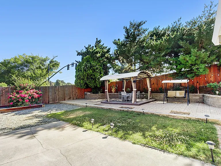 7001 Lynnetree Way — Photo 39