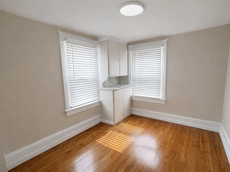 218 N George St — Photo 17