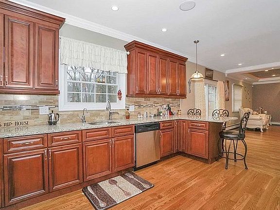 4th image of 28 Edgar Dr