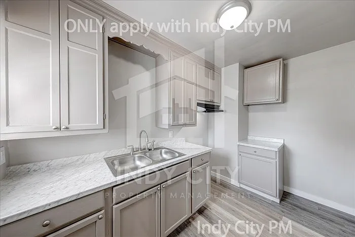 1326 N Gladstone Ave — Photo 9