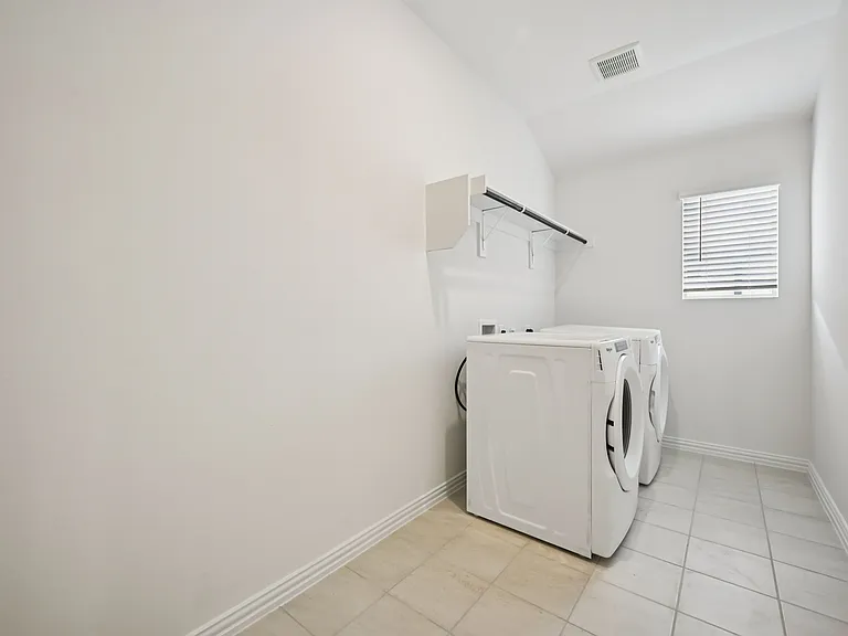 2231 Rannoch St — Photo 5