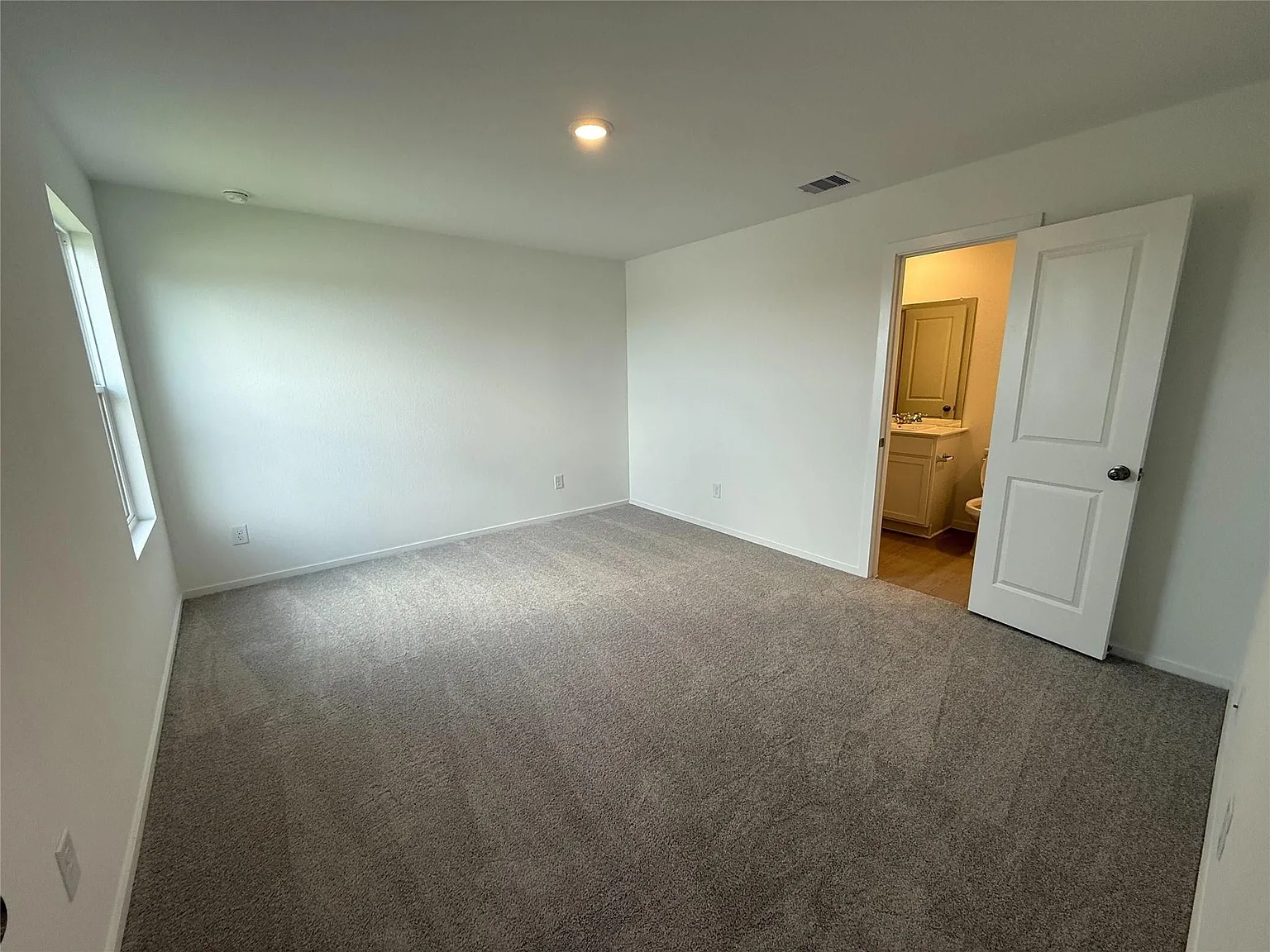 3 bed, 2.0 bath, 1311 sqft, $2,100 — Photo 2
