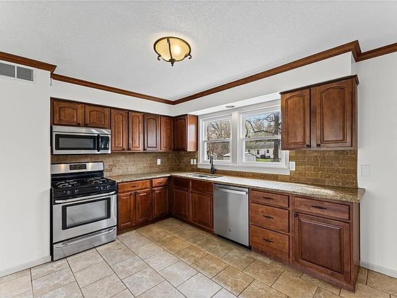 5th image of 6419 W 72nd St