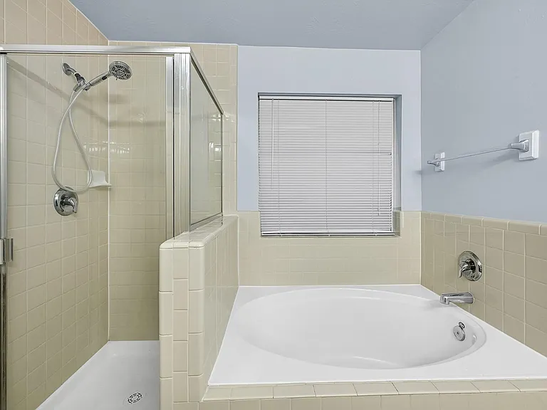 15710 Bannowsky Ln — Photo 17
