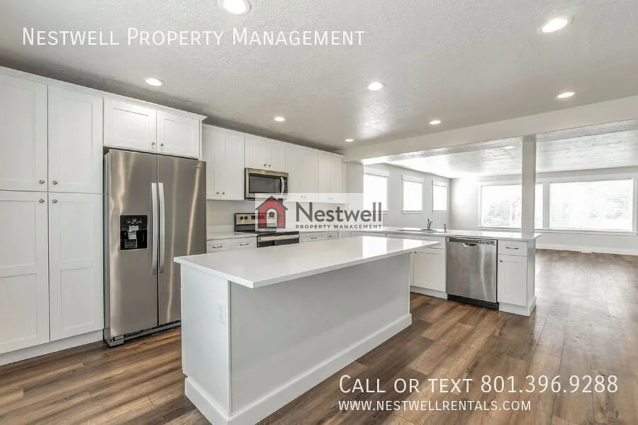 Spacious 3-bed End-row Townhouse in Prime Midvale Location! — Photo 3