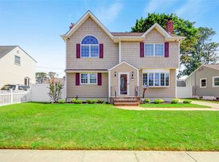 291 Swansdowne Dr, Seaford, NY 11783