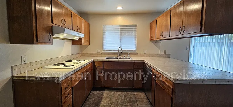 3 bed, 2.0 bath, 1288 sqft, $2,400 — Photo 4