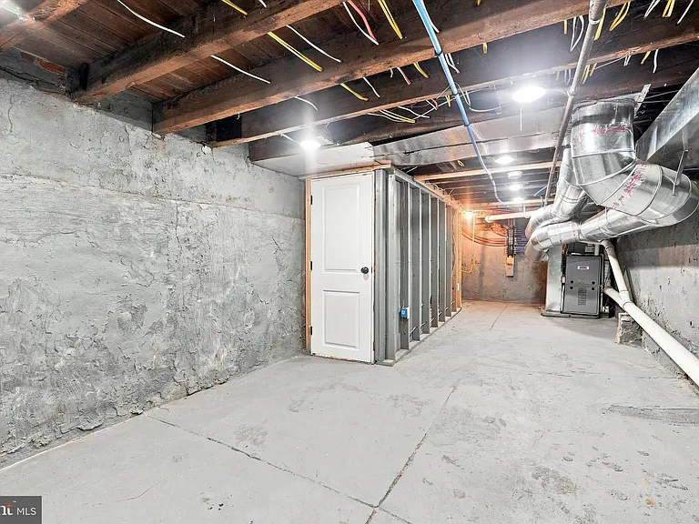 530 E Thompson St — Photo 24