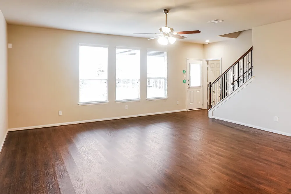 4 bed, 3.0 bath, 2500 sqft, $2,260 — Photo 4