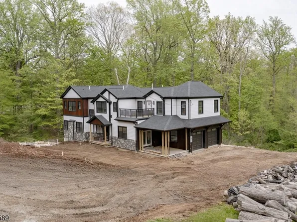 49 Northwood Rd, Hopatcong Boro, NJ 07821