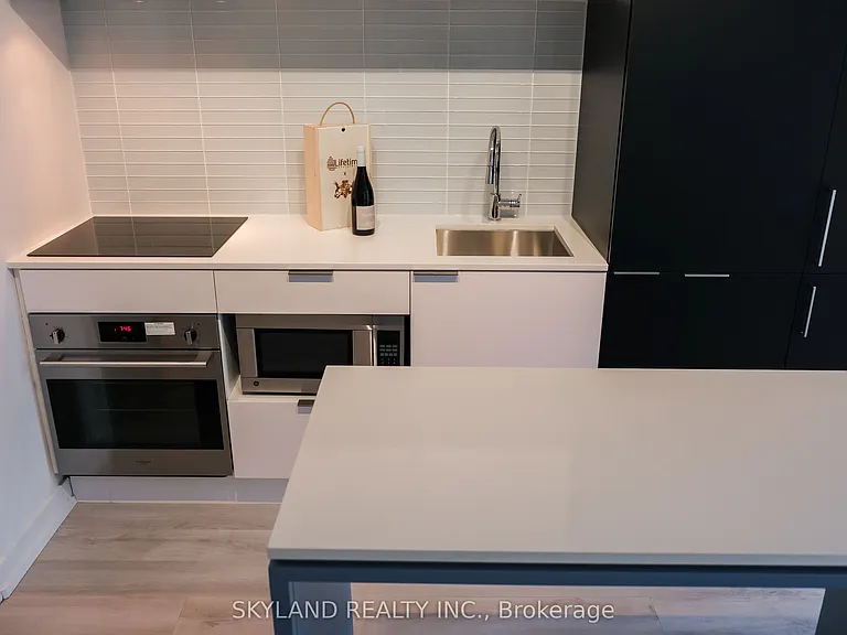 33 Helendale Ave #713 — Photo 6