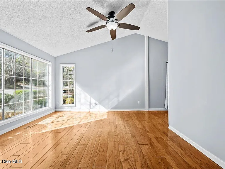 405 Spring Lake Dr — Photo 7