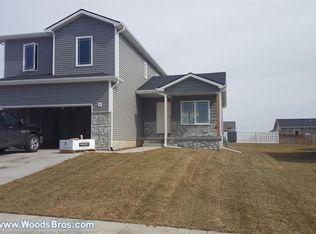 1210 Birchwood Dr, Hickman, NE 68372