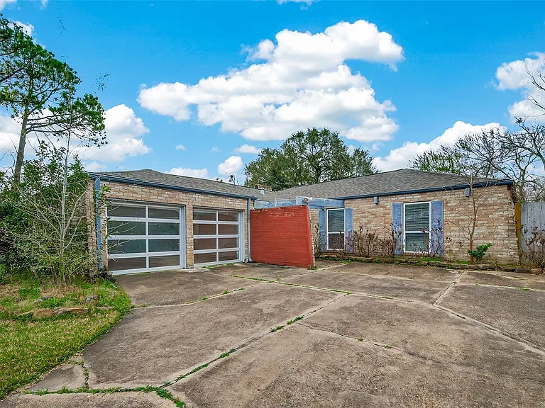 2130 Round Lake Dr — Photo 6