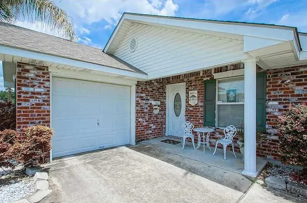 3 bed, 1200 sqft, $2,100 — Photo 1