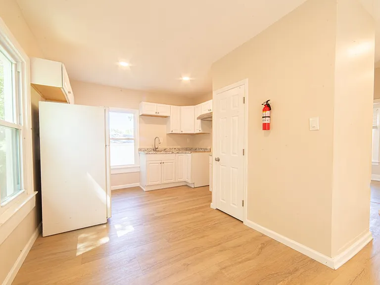 730 E Montrose St — Photo 6