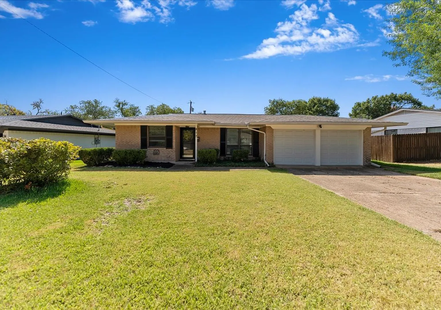 Ready for Immediate Move-In! 3 Bed 2 Bath 1296 SQFT House in Richardson Heights Subdivision — Photo 1