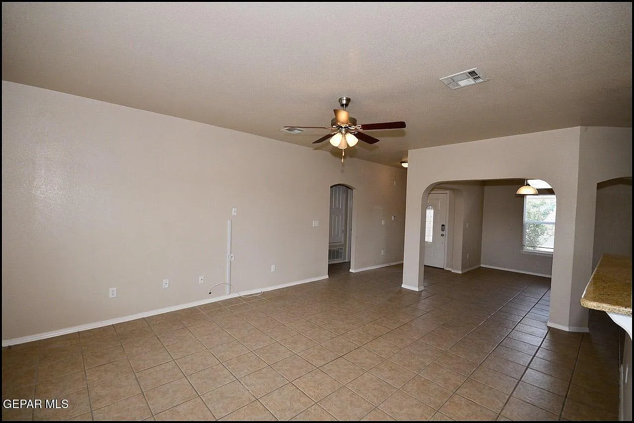 3 bed, 2.0 bath, 1435 sqft, $1,800 — Photo 4