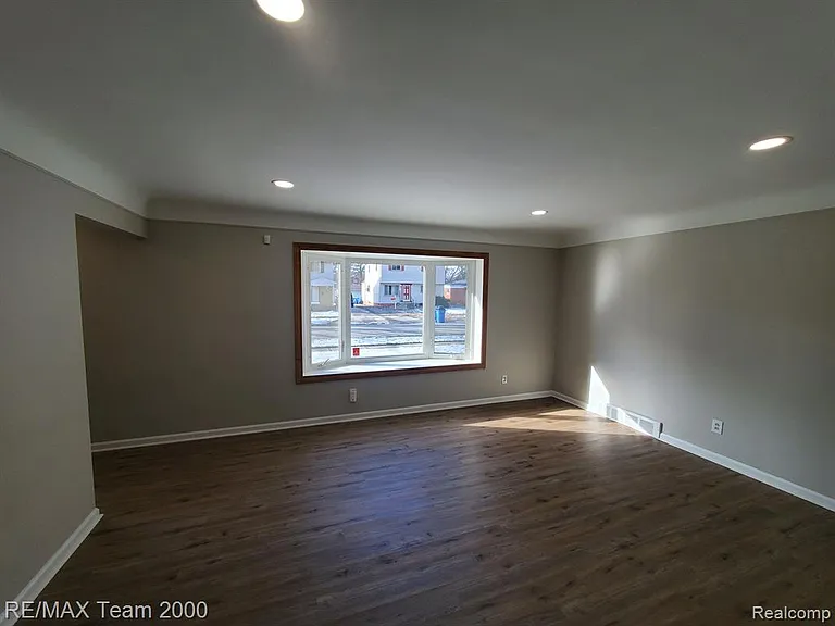 4565 Universal St — Photo 7