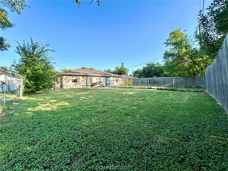 1611 Cloverdale Ct — Photo 9