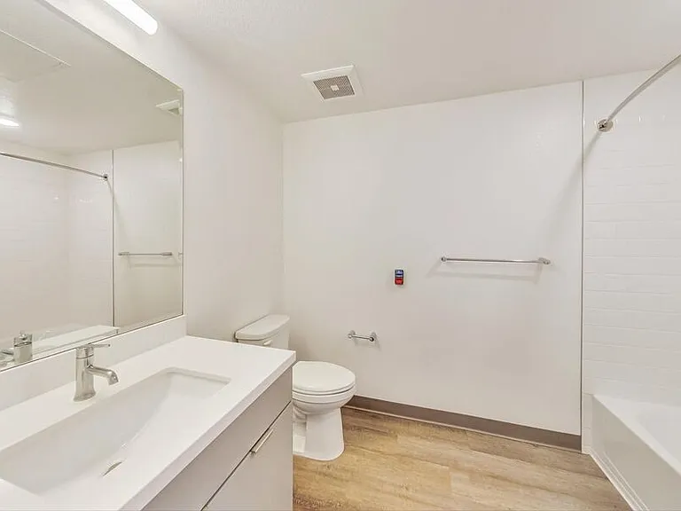 4045 Broadway — Photo 19