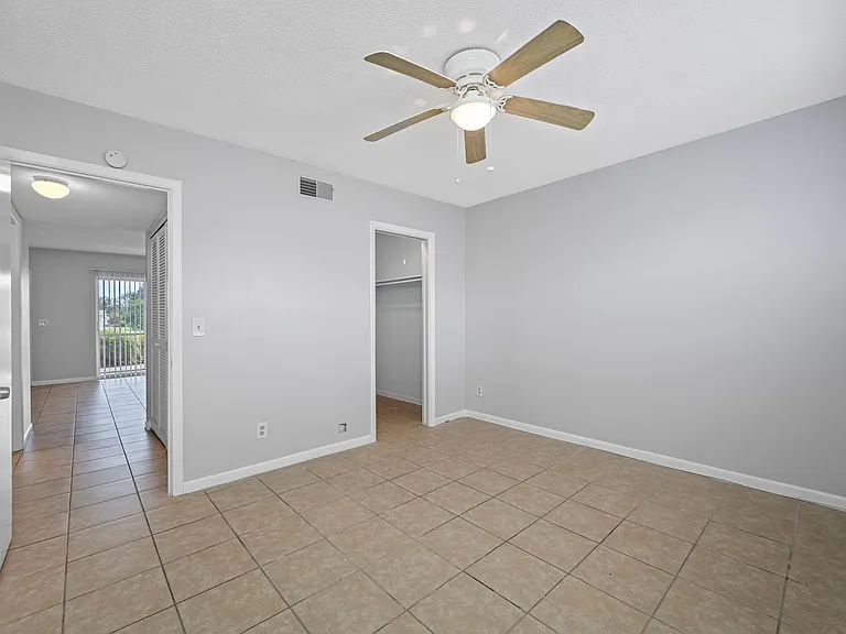 Lake Tarpon Apartments — Photo 48