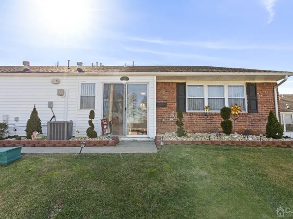 10 Montana Ct, Matawan, NJ 07747