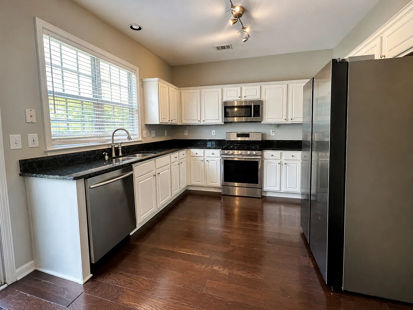 3 bed, 2070 sqft, $2,990 — Photo 4