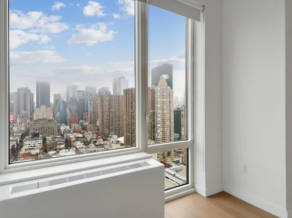 550 West 45th Street image 5 of 33