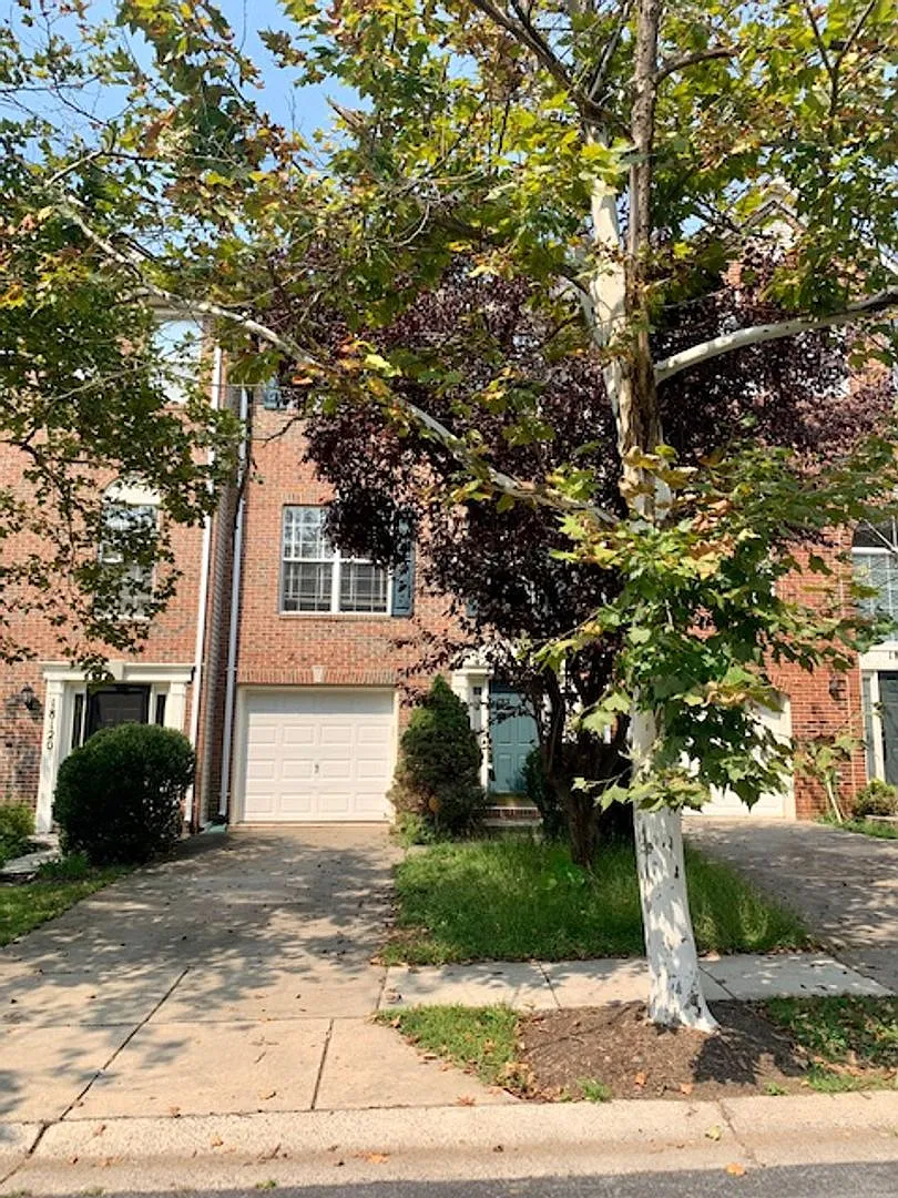 Beautiful 3 BR 2 FB, 2 HB with garage, deck, patio, come see! — Photo 1