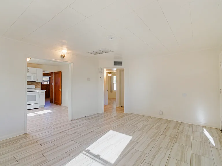 1032 E Glenn St — Photo 11