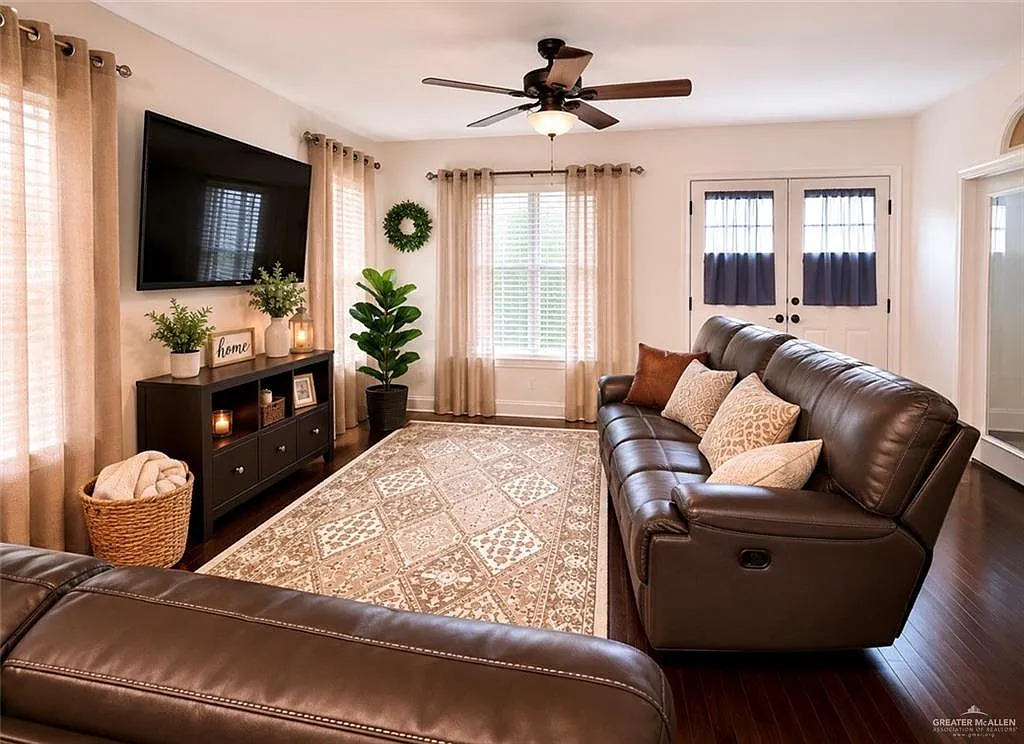 3 bed, 2.0 bath, 1605 sqft, $1,900 — Photo 2