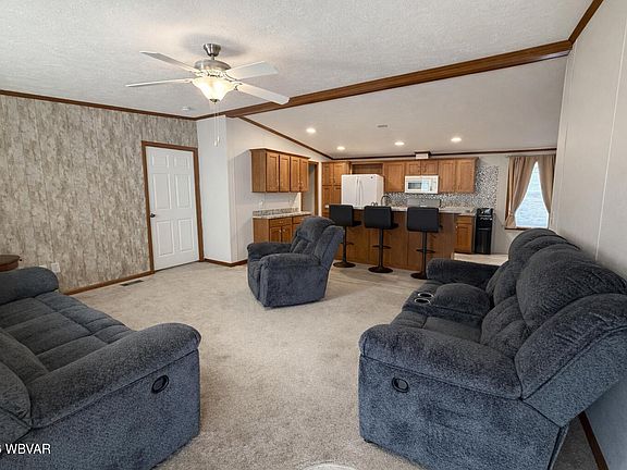 4th image of 20 Avis Manor Cir
