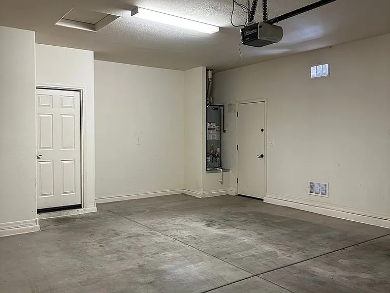 18618 W Mountain View Rd — Photo 28