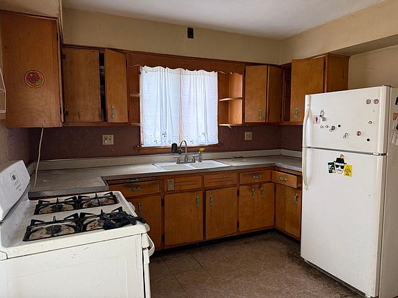3rd image of 216 E Illinois Ave